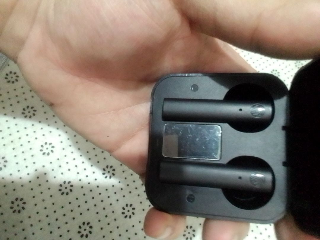 nhận hàng cảm nhận thì thấy tai nghe rất ok . thiết kế đẹp gọn lắm . âm thanh nghe ấm và trong cực kỳ nói chung hay lắm  hàng chất lượng ok .