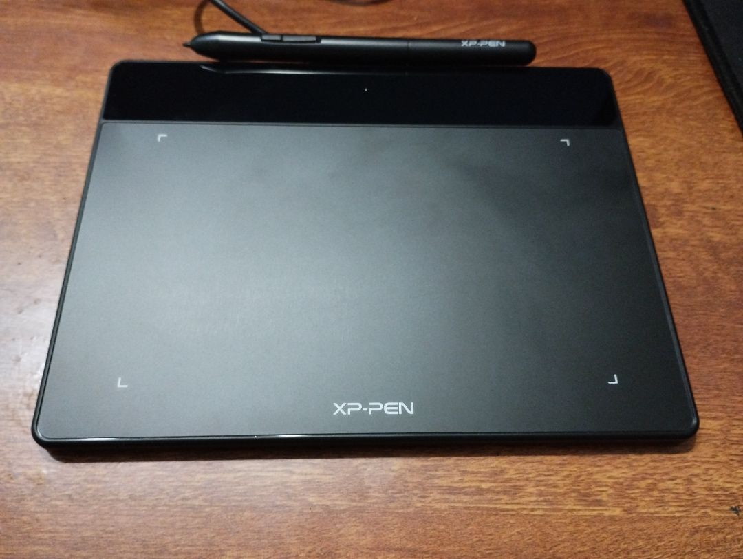 sản phẩm đẹp, hỗ trợ nhiều nền tảng. Mình khá băn khoăn về khoản bảo hành và thiết bị hỗ trợ vì mình có sử dụng trên linux để làm việc.
Ưu điểm: đẹp, nhỏ gọn, dễ thao tác, nhạy, hỗ trợ nhiều thiết bị,...
Nhược điểm: Không có đế đặt bút, bút viết xong không biết bỏ đâu cho gọn, không sợ rơi. 
Đánh giá chung: rẻ, xứng đáng với tầm giá, đáng mua.