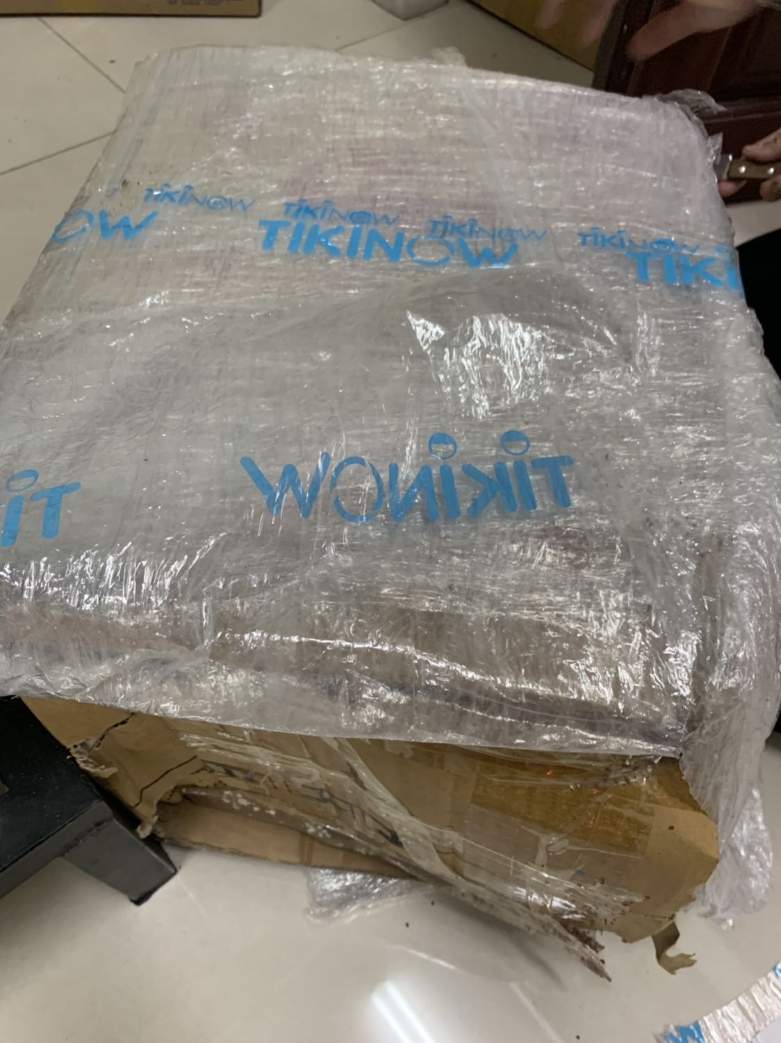 Mình mua sản phẩm nhưng khi mở ra thì ko còn là chum sành nữa mà nát vụn thành 1 đống sành vụn như thế này. Sản phẩm chỉ bọc trong 1 thùng giấy có lót 1 lớp xốp lên trên nắp chum.