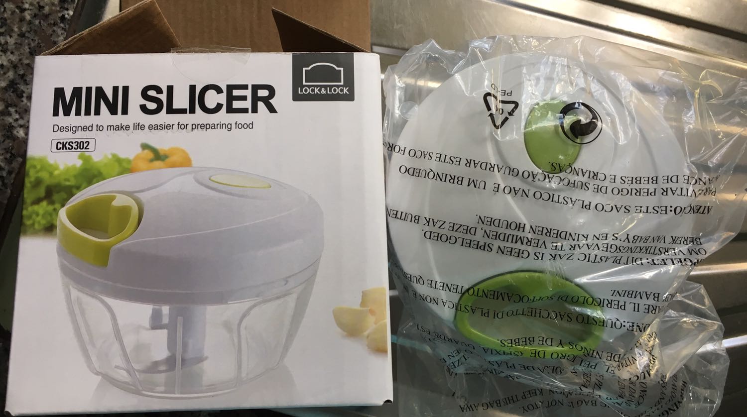 Nhà mình đã dùng thử 2 lần: xay tỏi ớt, xay lá mắc mật. Bước đầu mới cho vào kéo hơi rít, khi thực phẩm vụn ra thì kéo trơn hơn. Có thể xay 1 lần rất nhiều nguyên liệu, tiện vệ sinh hơn dùng máy xay sinh tố