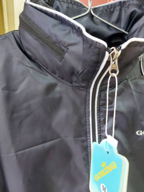 mới đầu tưởng shop giao nhầm hàng vì không thấy cái mũ, mũ giấu trên cổ áo rất tiện, thích thì mở ra, không thích gấp gọn giấu phía sau..hi