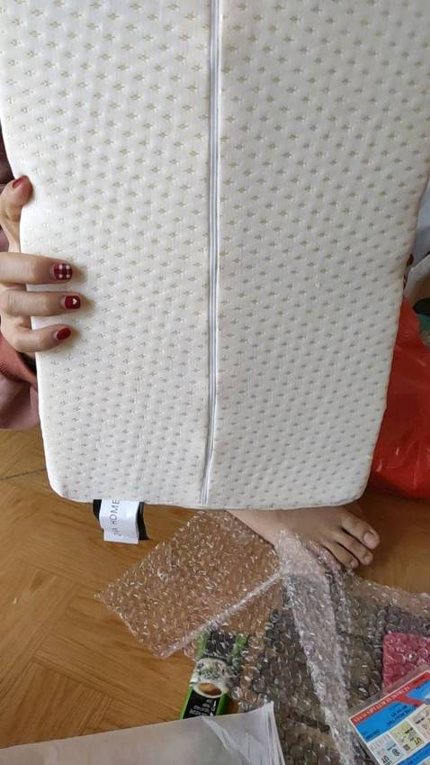 Gối khá nhẹ, ngủ êm, có độ đàn hồi, giá cả hợp lí, bên ngoài có vỏ bọc cao su bên trong. Mua về ban đầu hơi xẹp nhưng shop dặn để một lúc tự hồi thì gối hồi thật. Lõi casu nên chắc dùng bền, so với gối vài trăm thì ko bằng được nhưng hợp túi tiền mọi người nên mua nhé