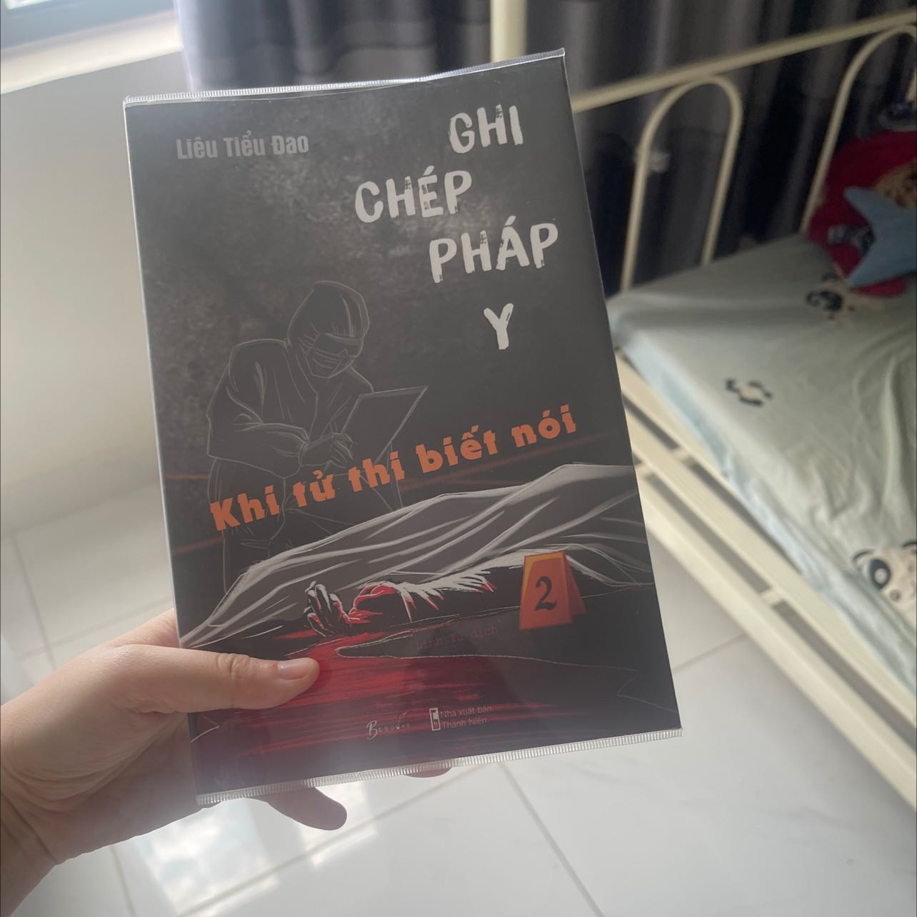 Cuốn này nội dung kể theo ngôi thứ nhất, dạng kể lại vụ án chứ không có cốt truyện rõ ràng, trong lúc kể cũng có nêu cảm nhận của nhân vật
Bạn nào thích kiểu tường thuật lại vụ án đã xảy ra, nhiều vụ án trong 1 quyển sách thì cuốn này ok, dễ đọc