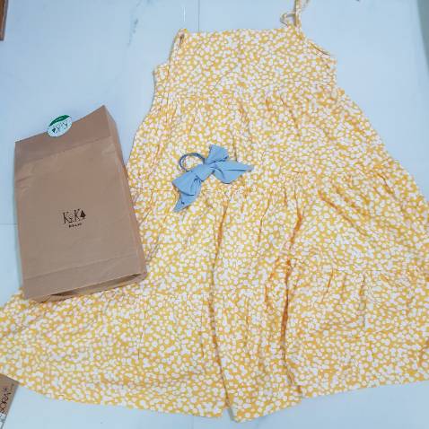 Đầm đẹp nhá, lần đầu mình mua, chiếc áo sale có 69k thôi, nhưng được gói rất lịch sự, rất phù hợp mua để làm quà tặng các bé nhân dịp lễ, Tết, sinh nhật.. khỏi phải tốn công gói quà. Sẽ quay lại mua nữa.