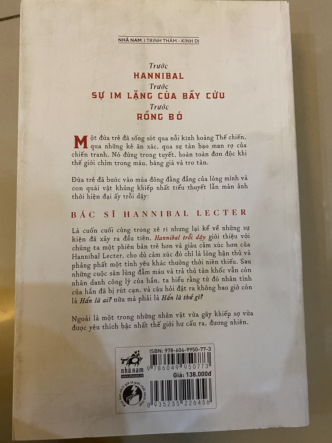Lúc lôi ra sách này ra mình hết hồn luôn á!!!! Tại sao sách vừa cũ vừa hỏng mép bìa vừa dơ như để 10 năm rồi vậy???? Mình rất là trân trọng sách nên hoàn toàn không đồng ý cách shop đóng gói và vận chuyển cho mình không cẩn thận vậy!!!! Giải quyết ổn thoả giúp mình!!!