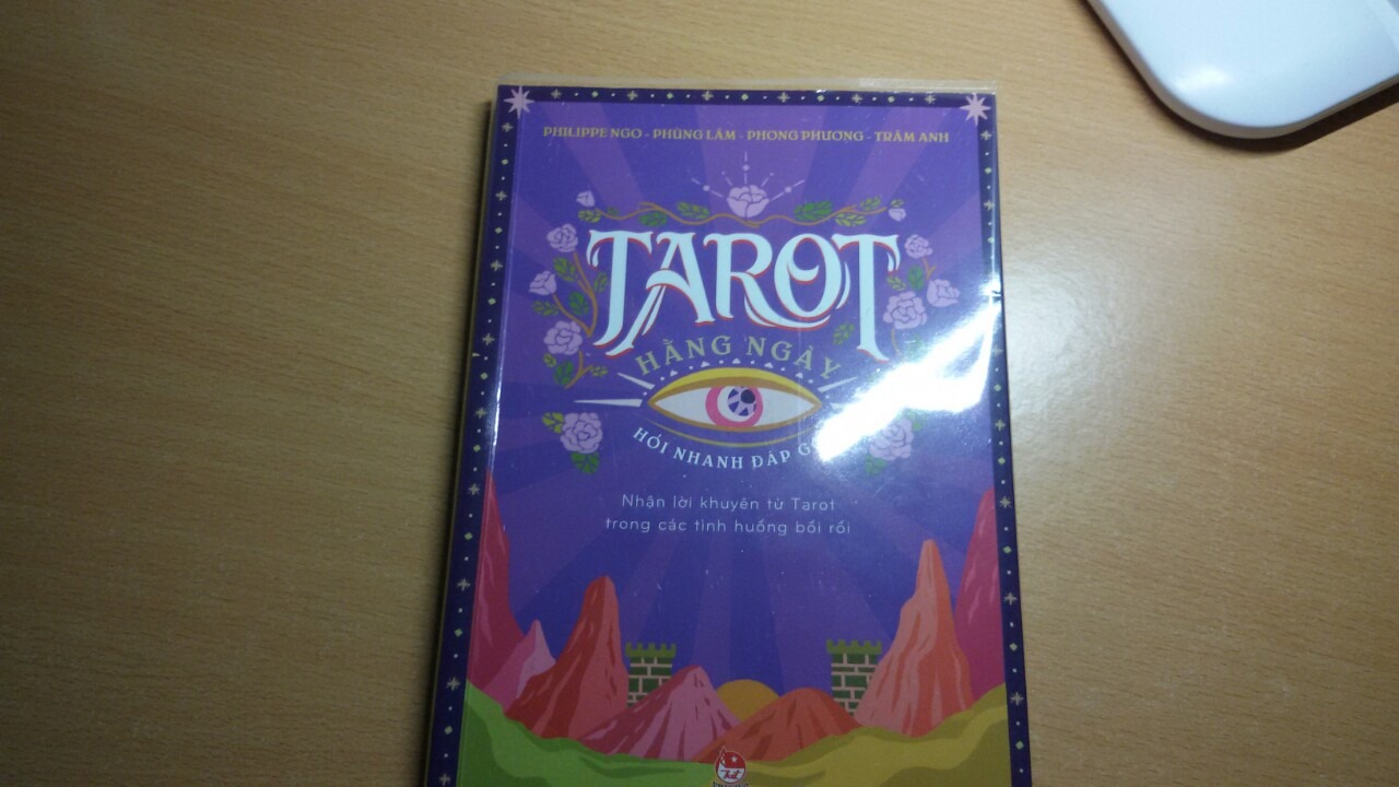 Mình mua đúng 1 ngày thì tiki chuyển đến, mình thích sự phục vụ chuyên nghiệp này. 
Đến tối thì mình đọc hết sách luôn.
Sách đẹp về hình thức, từ chất liệu đến các chi tiết mình họa trong sách. 
Về nội dung, mình đánh giá nó nghiêng về cuốn cẩm nang nhiều hơn, dành cho những bạn nào muốn tìm hiểu về tarot cơ bản với sự dẫn dắt khá hài hước qua những đoạn hội thoại nho nhỏ. Bản Thân mình đọc cuốn này xong, chưa cảm thấy ĐÃ lắm, vì nó không có nhiều nội dung câu chuyện như cuốn " Duyên Phận" trước đây của Phùng Lâm.nếu phải lựa chọn 2 cuốn thì mình vẫn thích '' Duyên Phận" hơn vì có lẽ hợp gout mình thích đọc nội dung truyện hơn.