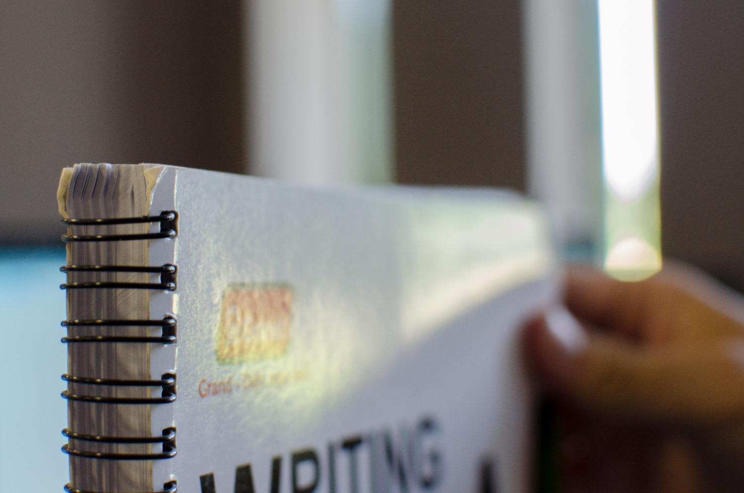 Ấn tượng ban đầu của tôi khi thấy cuốn sổ là khá thất vọng. Mặt trước sổ có rất nhiều vết xước và mặt sau nhìn khá bẩn. Bên cạnh đó, không hiểu là do nguyên nhân vận chuyển hay do nhà cung cấp mà bốn góc sổ bị gãy, gập, cho cảm giác khó chịu khi nhìn tổng thể.
Sau nhiều lần mua hàng ở Tiki đây là lần tôi cảm thấy thất vọng nhất. Mong tiki lắng nghe và cải thiện trong tương lai.