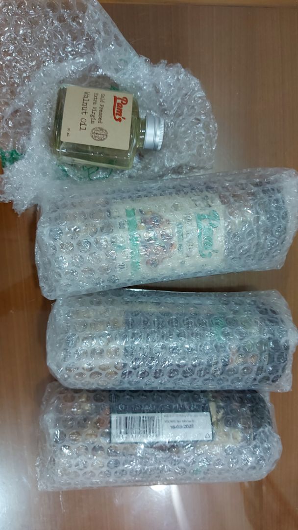 Hạt ăn ngon, bùi bùi, vị khá vừa miệng. Shop đóng gói có tâm, còn tặng thêm lọ dầu óc ***. 

Cảm ơn shop, có dịp mình sẽ mua tiếp.