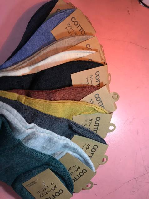 Set 10 đôi tất thoải mái đi cả vụ luôn.
Cổ ngắn m đi qua mắt cá chân 1 tí thôi. Rất ưng vì ngắn đi cho nhanh dễ đi, tháo ra cũng nhanh.