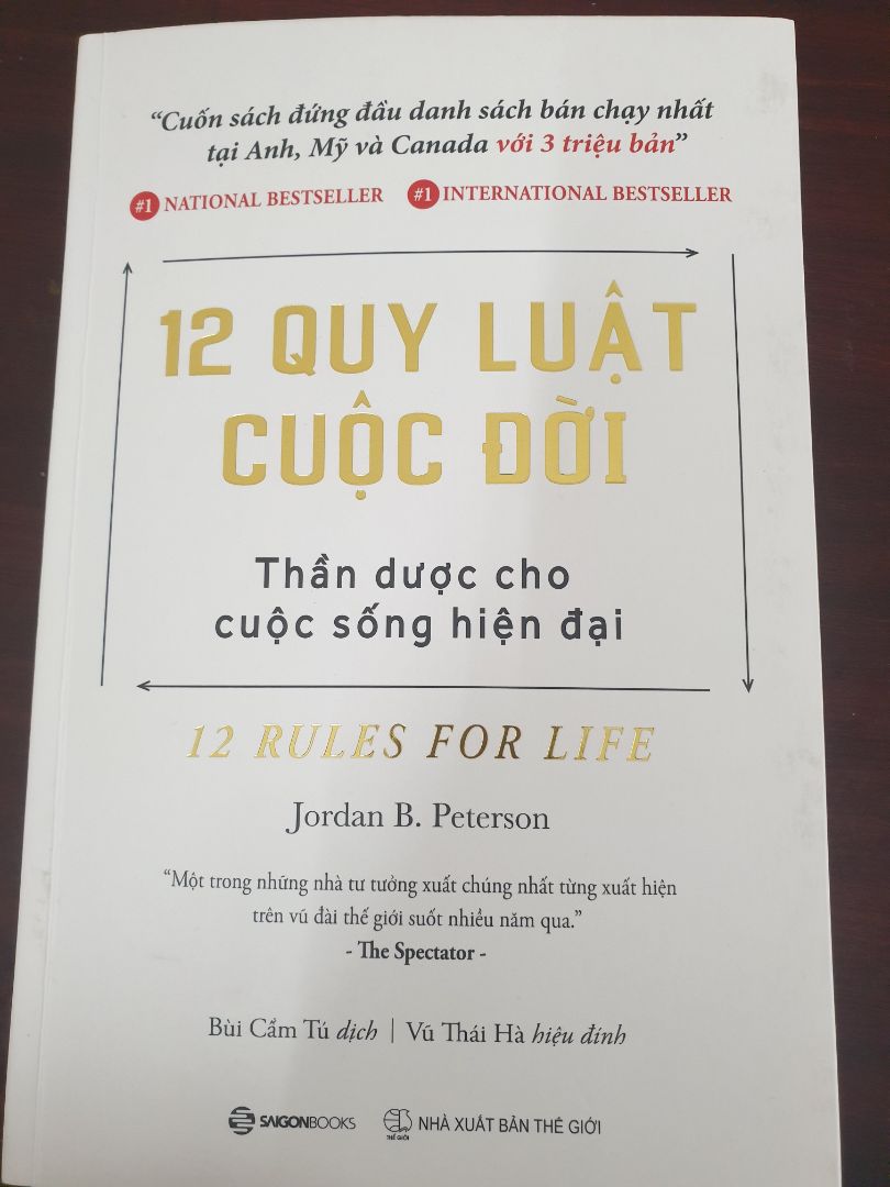 12 quy luật cuộc đời, tuy không mang tính bao chùm đại diện cho nhóm những quy luật quan trọng nhất cuộc sống nhưng cũng khá ý nghĩa khi người đọc nghiền ngẫm và thực hiện tốt nó. Tác giả có kiến thức sâu rộng về các vấn đề xã hội, nhìn nhận, phân tích nó dưới góc nhìn tư duy triết học sâu sắc, trong đó cũng trích dẫn, bàn luận thêm những nguyên lý nổi tiếng khác. 12 Quy luật dạy cho người ta sống ngay thẳng, trách nhiệm, tôn trọng bản thân, giáo dục con cái. Sách trình bày hình thức đẹp, khổ rộng, hơi dày chút, người đọc cần kiên trì mới đọc hết một mạch cuốn sách trong vòng 1 tuần được.