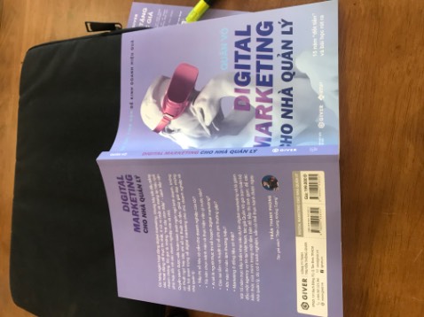 Nếu như trc đây mình chưa hiểu về digital marketing thì có lẽ cuốn sách này chưa dành cho mình nhưng hiện tại thì đây là cuốn sách mình cần nên cá nhân mình thấy nó hay và phù hợp với nhận thức của mình😁 mình cũng đang chuẩn bị kinh doanh mảng thời trang và cảm thấy may mắn khi đc đọc nó