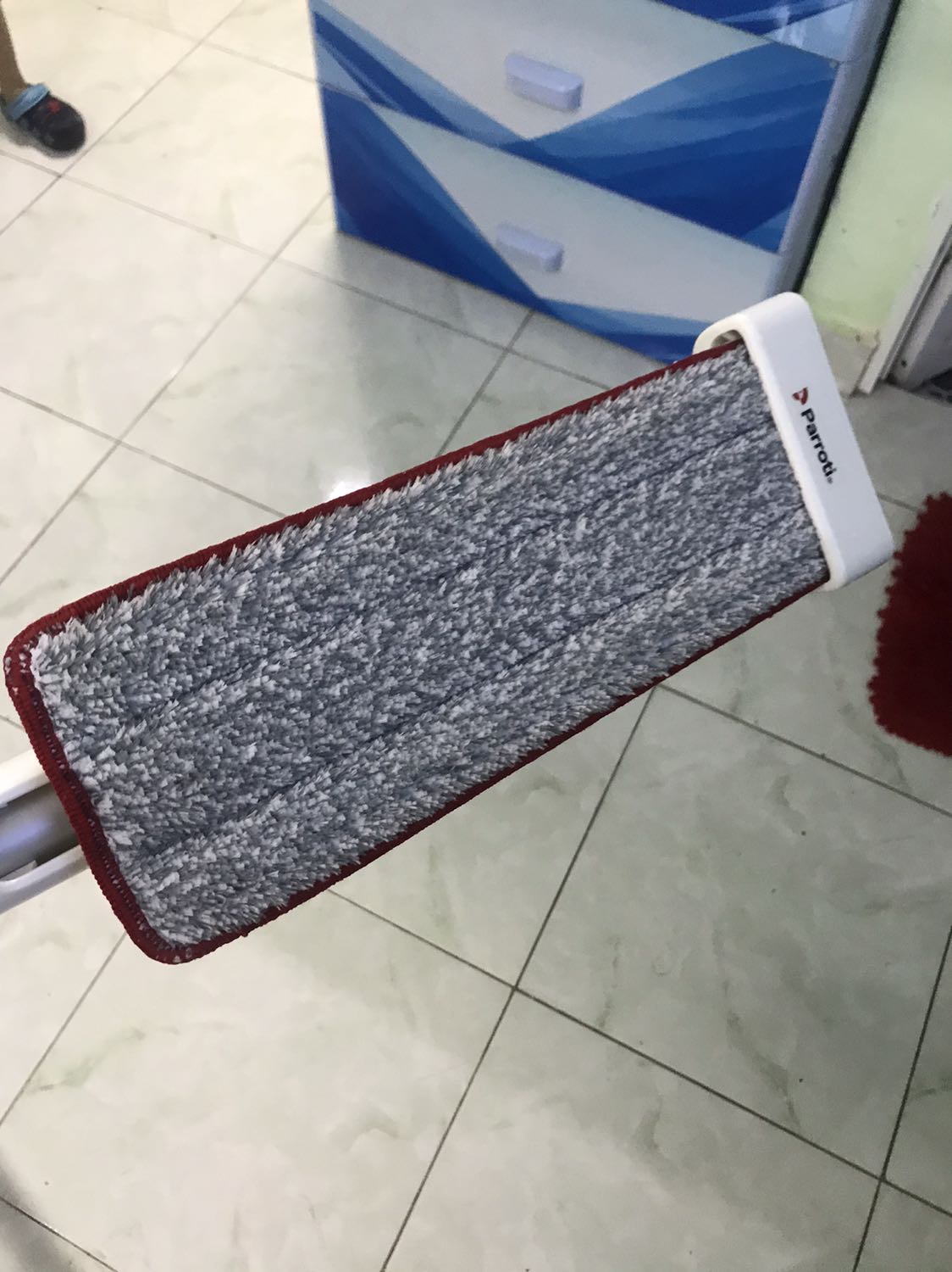 Sản phẩm rất chắc chắn 
Shop chuyên nghiệp và trả lời tin nhiệt tình
Đã sử dụng 1 ngày mới review,lau nhẹ nhàng, đỡ mất sức,chế độ vắt cũng dễ dàng và gọn gàng nữa
Còn có thể lau vách,sẽ mua thêm cho người thân dùng