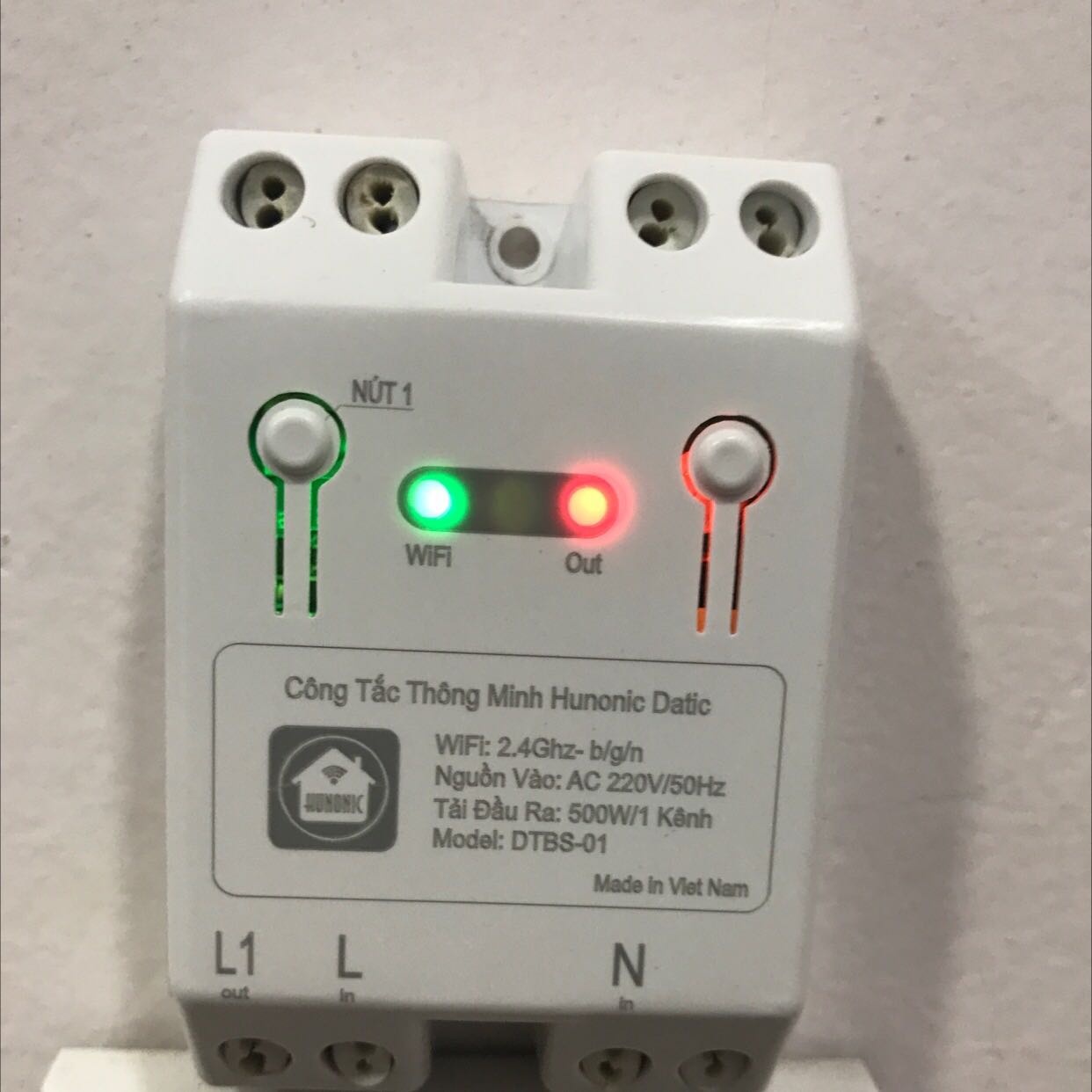 Giá 99k thêm 21k ship
dùng cũng ok
Khi cài đặt thì hơi phiền 1 tí
Sau khi hệ thống nhận diện, tới phần cấu hình công tắc, nó quay vòng vòng ko vô , hơn 30 phút. Thế là mình phải tắt cục phát wifi đi, sau đó mở lại, lặp lại các bước cài đặt cho công tắc thì lúc này nó mới ok. 
Tạm thời dùng ổn, còn độ bền thì đợi thêm...
