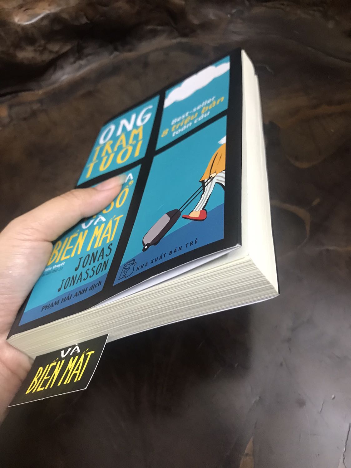 Sách về tới tay được bọc cẩn thận sạch sẽ. Dịch nên chờ hơi lâu xíu. Sách có kèm bookmark
Nội dung và thông tin rất nhiều và dồn dập, mỗi ngày mình chỉ đọc 1 chương thôi chứ không thì không nhớ nổi mình đã đọc những cái gì =))))
Chuyến phiêu lưu của nhân vật diễn ra một cách ngẫu nhiên với nhiều sự kiện và các nhân vật lịch sử, giọng văn thản nhiên và vô tư đến bất ngờ. Các đoạn đối thoại và độc thoại khá hề hước. Tuy nhiên thì đọc được nửa cuốn mình hơi nản chút (sau vẫn cố gắng đọc hết). Nói chung cũng không tệ, với mình là 7,5/10