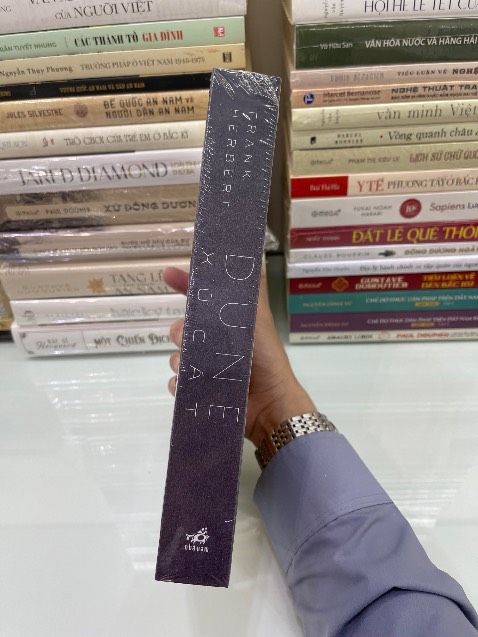 10 điểm ! Sách mới còn seal là auto xịn . 

Dune là 1 trong những tiểu thuyết giả tưởng hay nhất mọi thời đại . Mọi người nên đọc nhé