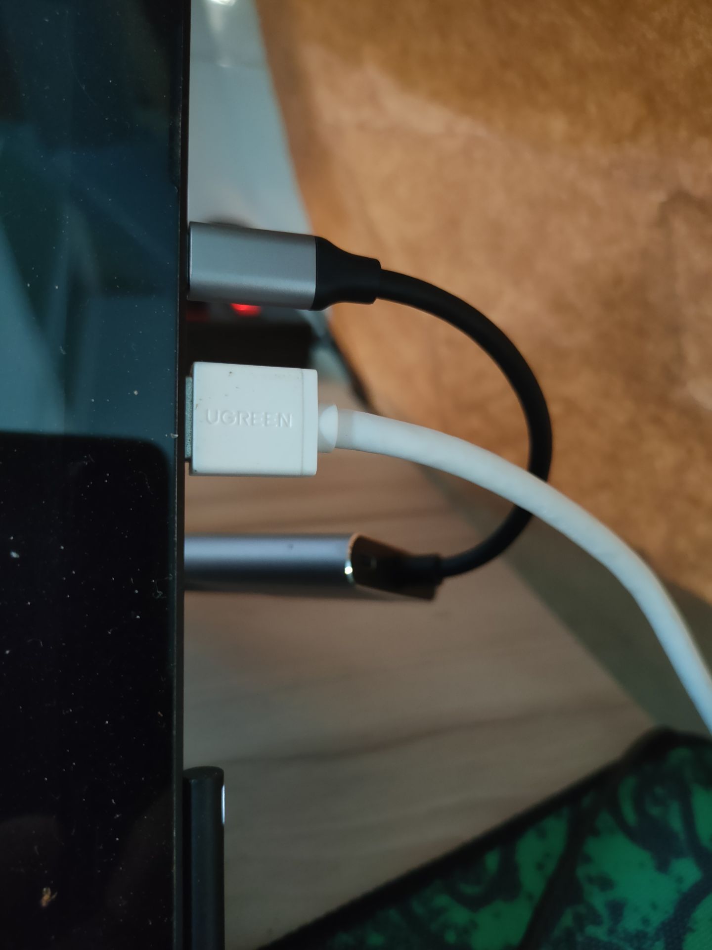 Surface pro 7 xài ổn, mình mua để có nhu cầu xuất ra hai hdmis nên rất là recommend..