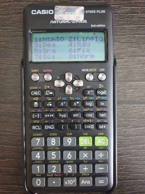 Máy như hình và có kèm tem bảo hành.
Sau 1 tuần sử dụng, mình thấy 570ES- PLUS có triết lý thiết kế trái ngược hẳn với dòng 991EX. Giao diện người dùng của 991EX có rất nhiều menu và hầu như luôn phải vô menu khi tính toán; còn ở 570ES, các chức năng hầu như được đưa ra ngoài bàn phím. Mình nghĩ máy này phù hợp với những ai đã quen với các ký hiệu toán học và thích tốc độ chứ không cần menu dẫn đường chi li.
