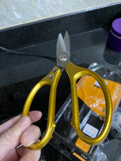 Giao hàng siêu nhanh, tuy nhiên, mua nhiều thứ cùng shop nhưng bị tách đơn hơi lắt nhắc, điểm trừ hên! Kéo bén nhìn rất chắc chắn dày dặn; sắc nét; đẹp, cứng tay; bén; giá cũng ok; nhiều thứ nên miễn ship