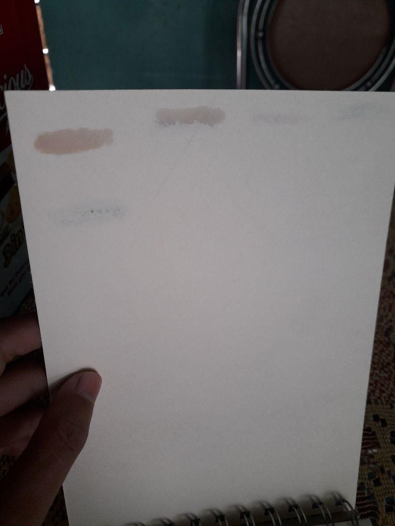 Đóng gói gọn,bao bì đẹp,giấu khá tốt nhưng không tô được màu nước,giấy chỉ phù hợp vs sketch mà thôi.Tuy nhiên giao hàng nhanh và sớm hơn dự định và anh shipper khá dễ thương