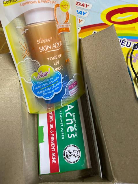 Chất kem kiểu thêm kem nền, có nhũ li ti, khá đều màu da. Nhưng mình da dầu và nó không tệp hết vào da, cách một lúc là lau được một lớp kem, trời nóng thì chảy hết luôn nha.