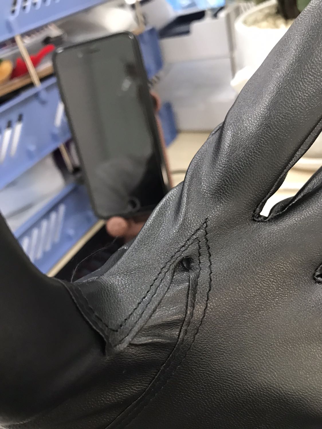 Hàng chất lượng rất kém mà đắt gấp đôi mua ở ngoài. Da đểu, đường may kém, chỉ  thừa nhiều, cfon chưa đeo đã thấy vết rách ở bàn tay. Nói chung là không đáng tiền 1 chút nào. Vì là bắt buộc phải đáng giá sao nên mình mới cho 1 sao chứ không là mình không cho sao nào luôn