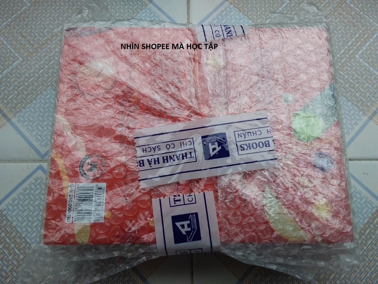 Sách mới mua nhìn thì rất đẹp, chỉ có điều giở được vài lần thì các trang rời hết ra vì sách vào keo quá kém, các tay sách không được khâu chỉ nên rất dễ rời ra. Tôi mua sách trên tiki rất nhiều nhưng đây không phải là lần đầu tiên bị như vậy. Góp ý nhiều lần rồi nhưng tình hình không được cải thiện. Đóng gói thì cẩu thả.  Dường như ý kiến của khách hàng đều bị tiki bỏ qua. Hãy xem *** đây nè.