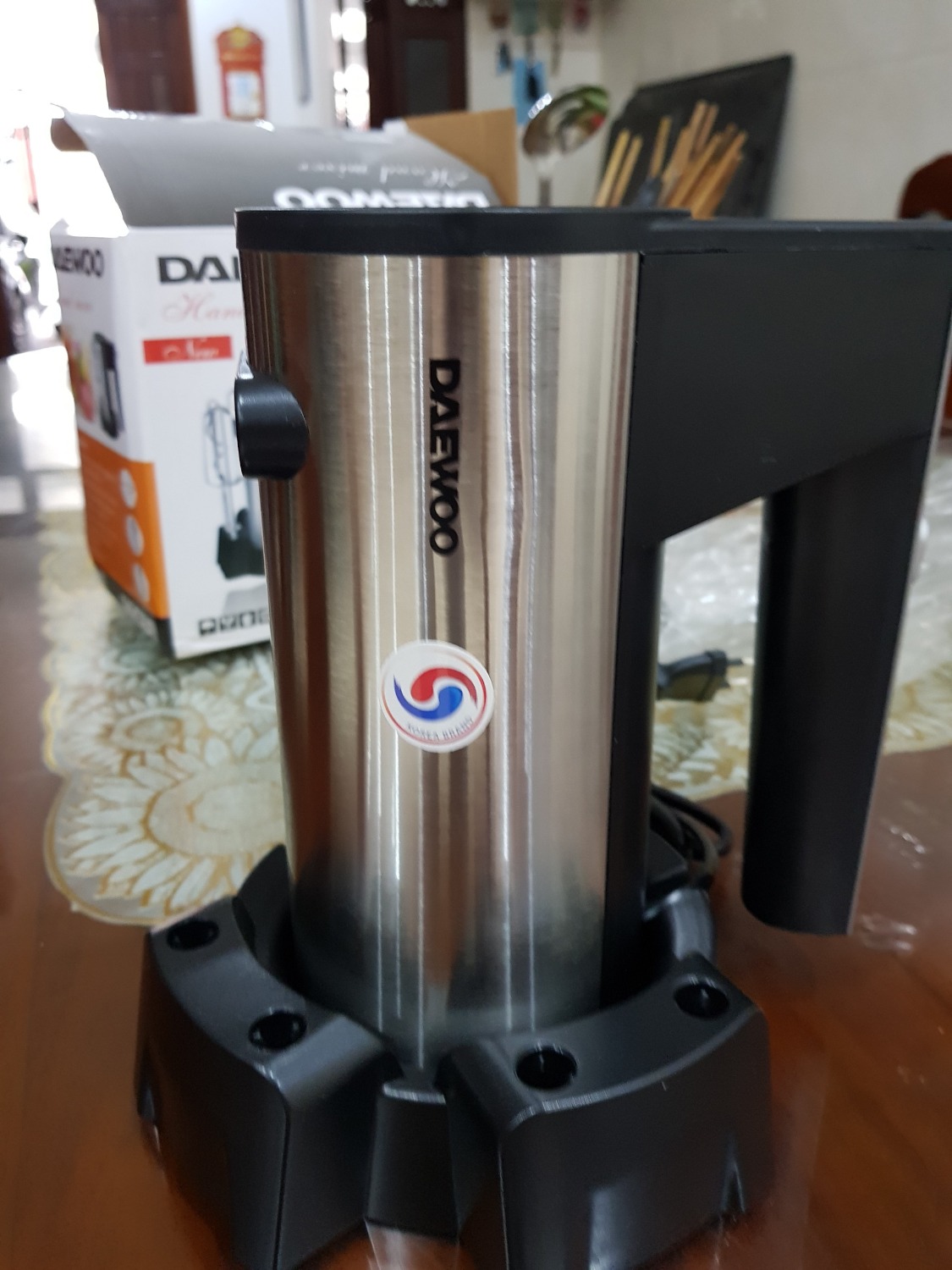 Giao hàng sớm hơn dự liến, đóng gói cẩn thận.
Sản phẩm giống như mô tả.
Que trộn  bột mình thấy có 1 comment bảo bị lỗi và đã được Tiki thu hồi. Vậy mà đến cái của mình cũng bị trường hợp tương tự. 2 que  trộn bột không giống nhau, nhưng lắp vào sử dụng vẫn được vì phần khác nhau đó không ảnh hưởng đến việc lắp đặt hay trộn bột hoặc có thể là do sản phẩm của nhà SX họ vốn dĩ làm que trộn bột như thế chứ không phải bị lỗi.
Que đánh trứng giống nhau, mình đã thử đánh bơ trứng và thành công, máy cầm vừa tay, không quá nặng, đế nhựa để khá ổn, cất đi gọn gàng.