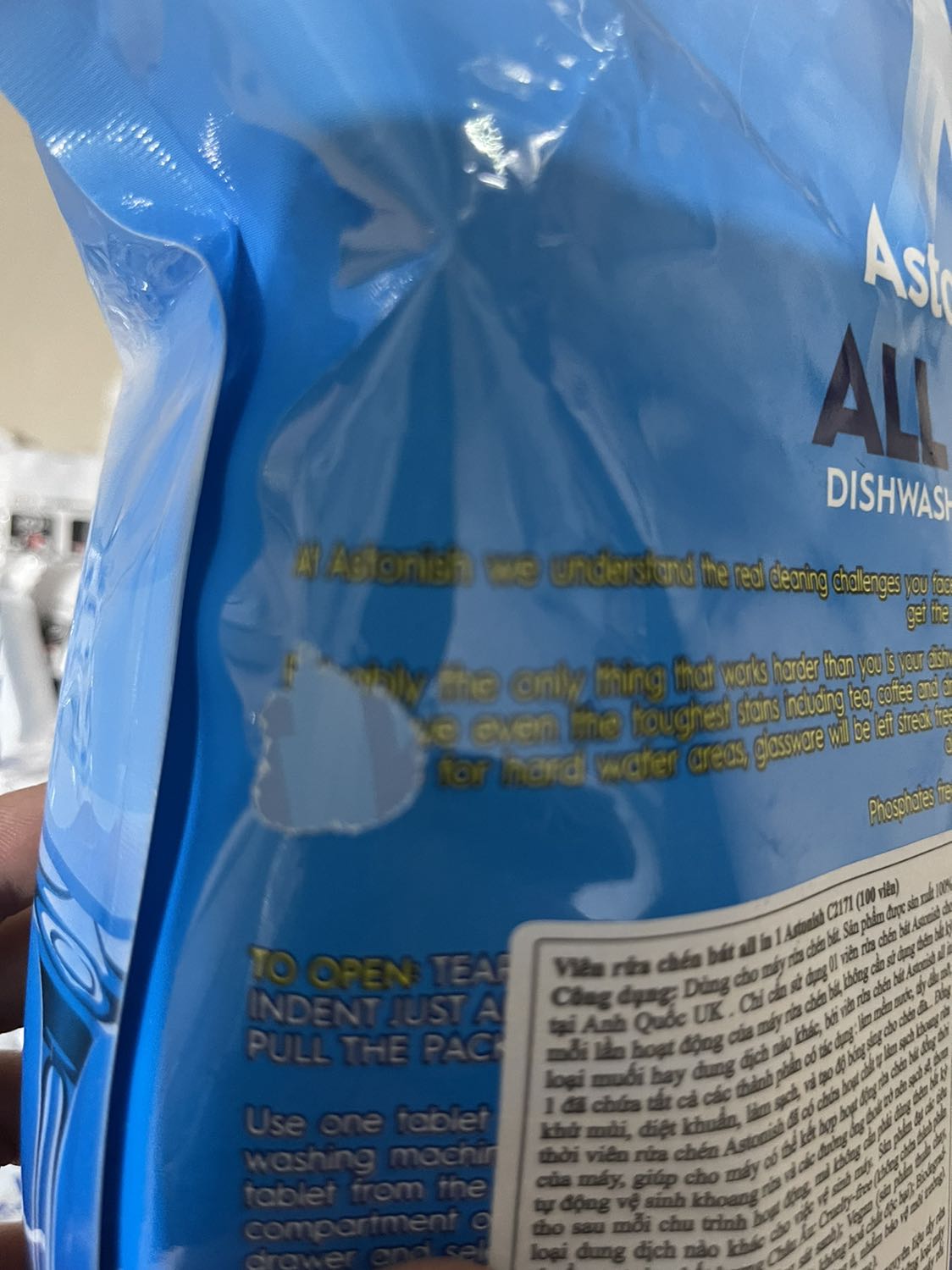 Mình đã mua đồ của shop nhiều lần rồi nên lần này hơi chủ quan ko quay lại lúc khui hàng. Túi viên rửa chén bị bục 1 lỗ vs có dấu hiệu mở ra nên mình đếm lại bị thiếu mất 1 viên rửa chén. Ko đáng là bao nhưng mình mong shop trước khj giao hàng nên kiểm tra kĩ xem gói hàng có bị bóc mở trước khi giao cho khách!