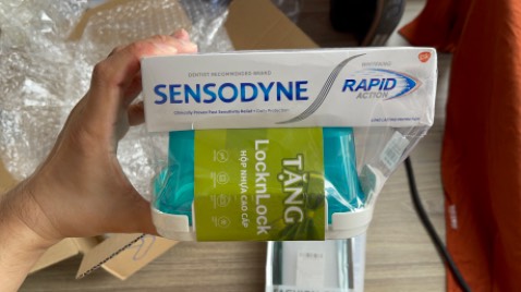 - Hàng đóng trong hộp giấy có bọc chống sốc cẩn thận, giao nhanh, đúng và đủ số lượng.
- Kem đánh răng có hạn sử dụng đến 29/07/2025 và sản xuất tại Thái Lan; 
- Giá mua 31/03/2024: 195/2 Hộp
- Nhân viên giao nhận tiki lịch sự.