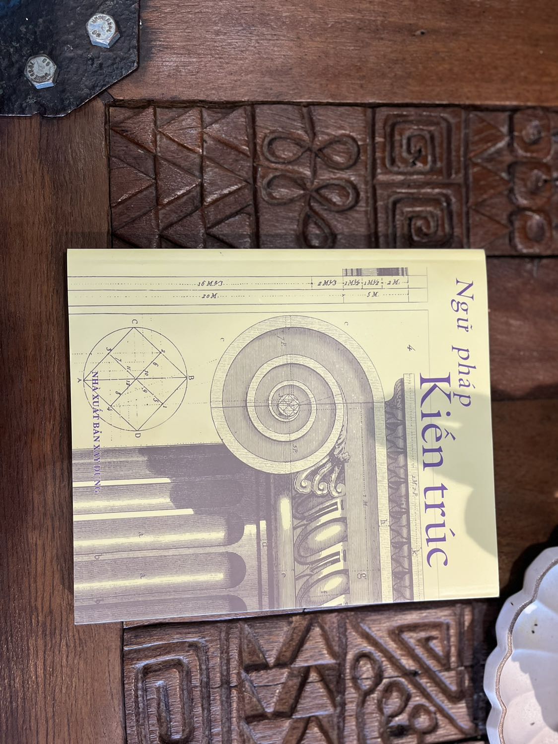 Chất lượng giấy kém. Giống tài liệu photo, ko xứng với giá tiền