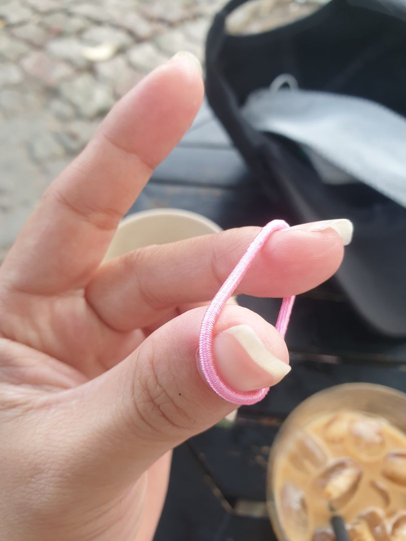 chụp hình dây lớn nhưng shop lại giao dây nhỏ. cột 2 vòng cũng khó nữa. nhỏ mà cứng. shop nên chú thích sợi nhỏ hay lớn để khách hàng chọn thì hay hơn.