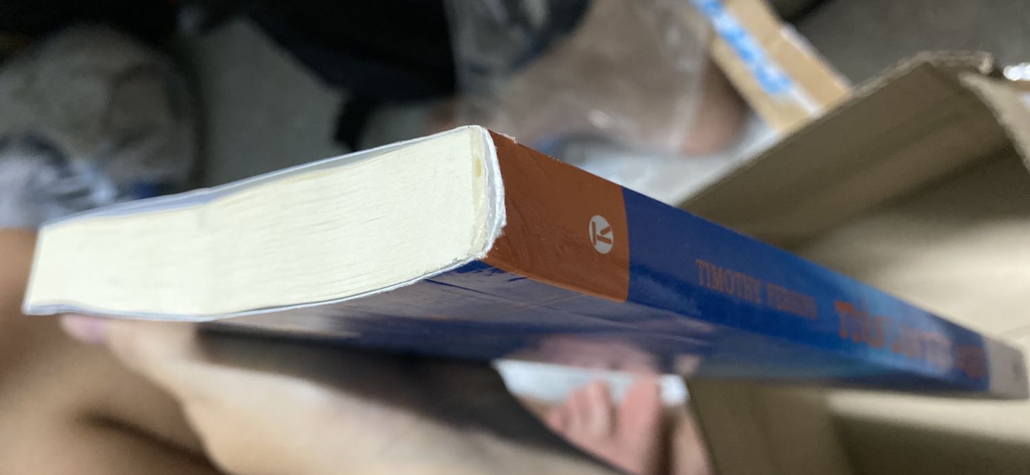 Rất không hài lòng về cách đóng hàng của tiki. Sách ko đc chêm lót, mình mua nguyên bộ 5 quyển mà bỏ vào thùng ko vừa kích thước, nhồi nhét để làm hư góc sp thế này. 
Mong tiki nên xem lại cách đóng hàng ạ ? Nhìn quyển sách chưa đọc ko khác gì quyển sách cũ !!!