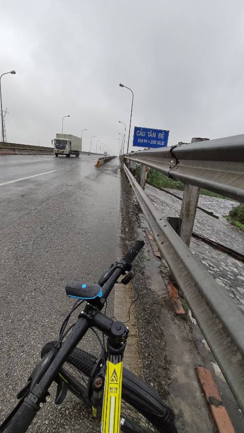 Xe thì oke trong tầm giá, nói chung không đòi hỏi nhiều. 
Được cái bên bán support khá nhiệt tình nên oke. 
Tại mình bơm căng quá nên nổ lốp trước mất toi. 
Nếu để xét trong tầm giá thì oke, đáng tiền. Còn nếu muốn chơi thật thì nên nâng cấp lên tầm 6tr.