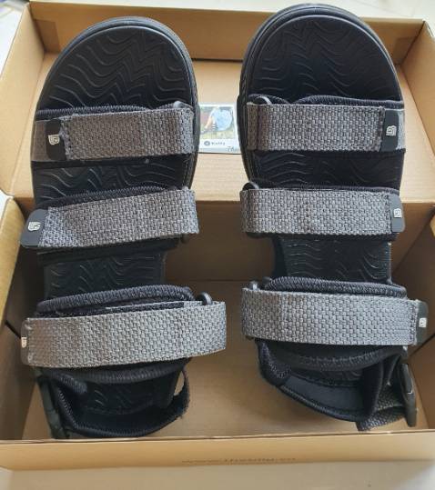 Mẫu mã đẹp, giày mang chắc chân. Giá hợp lý. Chỗ logo nên dán luôn cho chắc chắn vì kéo không để ý dùng lâu có thể bị đứt. Size giày khi đo như hình (ngang, dài) nên lấy rộng thêm 1-2 size, sẽ đi rất vừa chân.

Shop bảo hành hoặc giúp thay đổi size rất nhanh, uy tín. Nên mua.