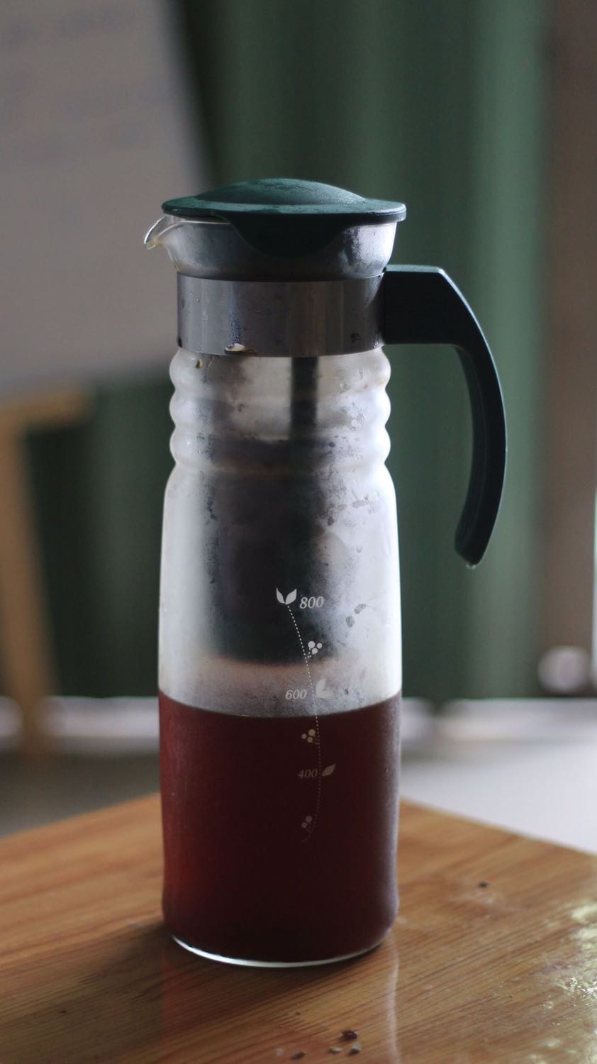 Thích bình pha cold brew của Hario đã lâu nhưng nhân dịp khuyến mãi mới dám mua.
Gói hàng chuyển đến tay đóng gói rất cẩn thận, chắc do là hàng dễ vỡ nên shop quấn mấy lớp chống sốc lận.
Người con gái hí hửng thử ủ ngay mẻ cafe cold brew đầu tay. Kết quả màu quá xuất sắc, vị hơi nhạt do chưa cân đúng định lượng ? lưới lọc siêu chuẩn, không để lọt hạt cafe nào. 
Trời nóng nhâm nhi tách cafe lạnh ta nói không còn gì bằng ❄️