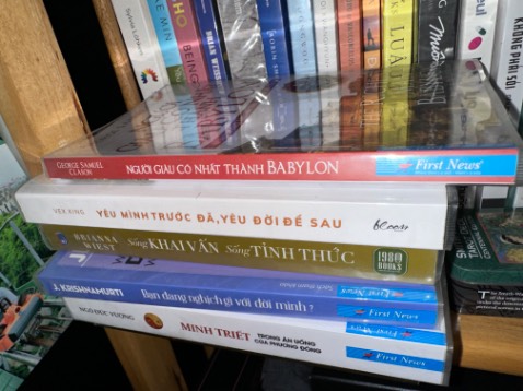 Định nghĩa đơn giản, thực tế nhất về tạo ra tiền bạc. Sách hay nên đọc nè. Tưởng dày nhưng mỏng thui đọc cái vèo là hết à. Nhiều mẫu chuyện ví dụ nên dễ đọc dễ hiểu. Tên sách hơi thần thánh hoá nhưng nội dung khá thực tế.