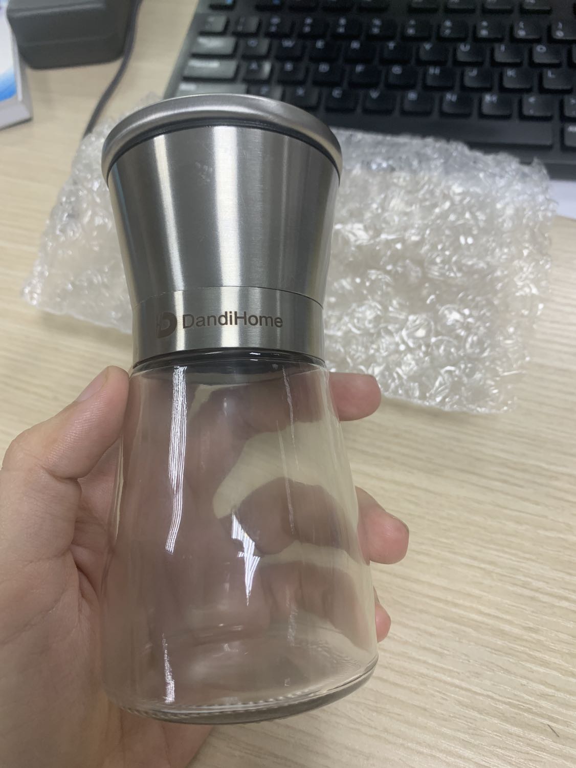 Rất hài lòng. Tuy giao hàng ko nhanh lắm do shop xa nhưng đóng gói kỹ, có cả thiệp cảm ơn. Mình mua được hàng với voucher giảm nên giá rẻ vô cùng. Sử dụng thử thì thấy ok nhé. Xay nhẹ tay, hạt ko quá to. Chất lượng so với chưa dùng voucher cũng hợp lý nhen.