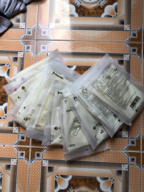 Xài 1 lần, lần sau phải mua chục đôi để dành xài dần, găng tốt, găng ko mùi khó chịu, bền khó thủng, mang thoải mái tay, cầm bát đĩa chắc tay khi rửa bát!