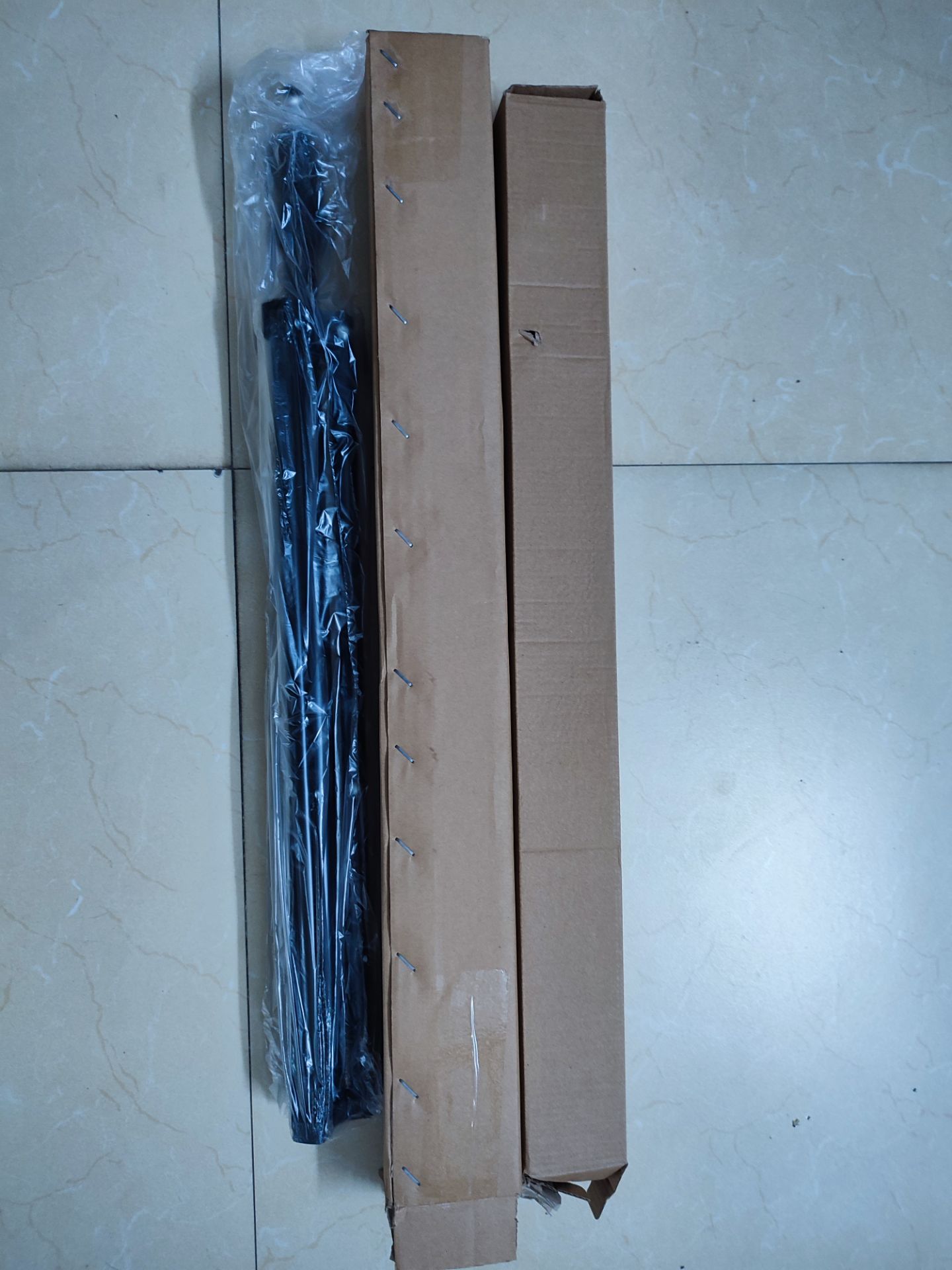 Hàng giao đúng hẹ, đóng gói cẩn thận (hơi nhiều ni lông). Bên trong hộp có chân và các phụ kiện như hình. Cái bấm điều khiển từ xa sáng đèn nhưng ko thấy có tác dụng không rõ là do không dùng được hay phải làm thêm thao tác gì, sẽ nghiên cứu thêm. Sản phẩm phù hợp giá tiền.