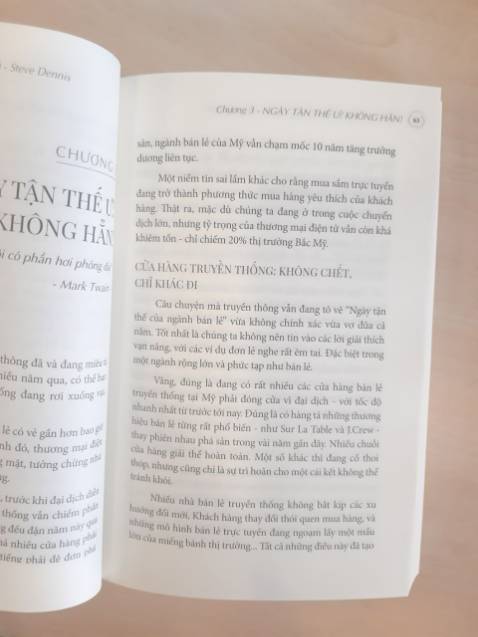 Làm sao để trở nên khác biệt và độc đáo - luôn là vấn đề muôn thuở, đặc biệt là lĩnh vực kinh doanh bán lẻ muôn hình vạn trạng trong thời buổi sớm nở tối tàn hiện nay càng khó khăn hơn. Quyển sách giúp mình nắm được các thành phần thiết yếu để giúp cửa hàng gây ấn tượng với khách hàng. 
Mình rất thích các viết của tác giả, sách về kinh doanh nhưng lại hóm hỉnh không nhàm chán, cảm ơn tác giả và dịch giả đã mang đến quyển sách vô cùng bổ ích, rất đáng đọc.
Chất lượng sách ok, Tiki giao hàng nhanh, mình rất hài lòng.