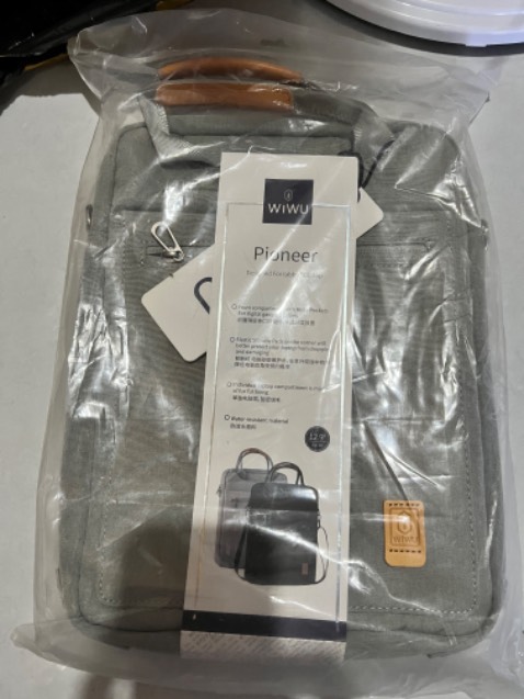 Thiết kế thời trang, đẹp, chắc chắn, đường chỉ may tỉ mỉ, chỉnh chu, đựng vừa sách A4, macbook air m1 hoặc surface pro. Tuy nhiên, đây là hàng cao cấp, nên góp ý shop đóng gói kĩ hơn nhe.