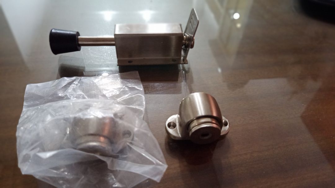 Chặn cửa hai chiều có hình thức đẹp, chưa lắp vào cửa thì vận hành trơn tru, nhưng khi lắp vào cửa thì không vận hành được. Nguyên nhân là bề mặt của chốt để áp vào cửa không phẳng. Phải tìm vòng đệm có chiều dày thích hợp kê vào thì mới vận hành được. Tuy vậy hiệu quả chặn cửa không được như mong đợi vì cái lò xo bên trong luôn trong tư thế đẩy chốt lên, làm giảm ma sát của chân cao su với mặt nền.
Cục hít cửa nam châm dạng thấp cũng có hình thức rất đẹp, nhưng lắp vào cửa thì sức giữ cũng yếu. Nếu gió to thì không giữ được cửa. Khi mua loại này phải xem khe hở giữa cửa với mặt sàn. Nếu khoảng 5mm thì lắp bình thường, khe hở đến 1cm thì không lắp được vì dạng thấp mà. Muốn lắp thì phải dùng vòng đệm kê cao lên.