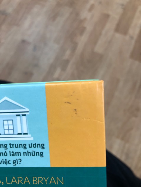 Sách của mình bìa rất cũ, giấy dính nhau và nhàu phần gáy