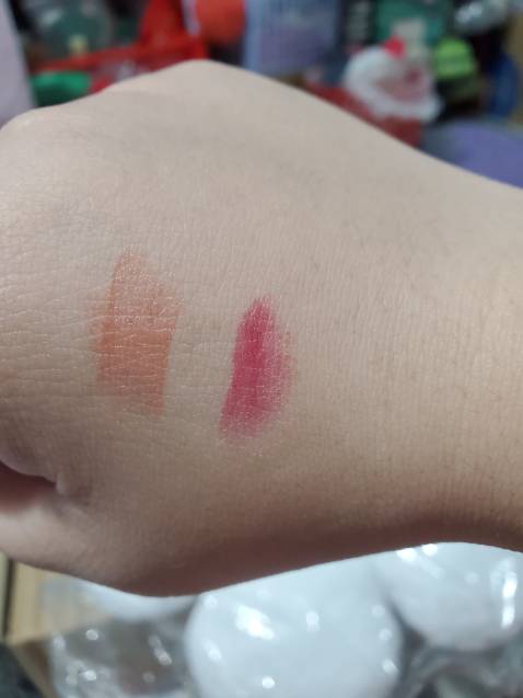 màu lên đẹp , chất son mướt , có mùi thơm nhẹ , hình chai nước nhìn dễ thương còn được tặng gối bông cúc 👍👍