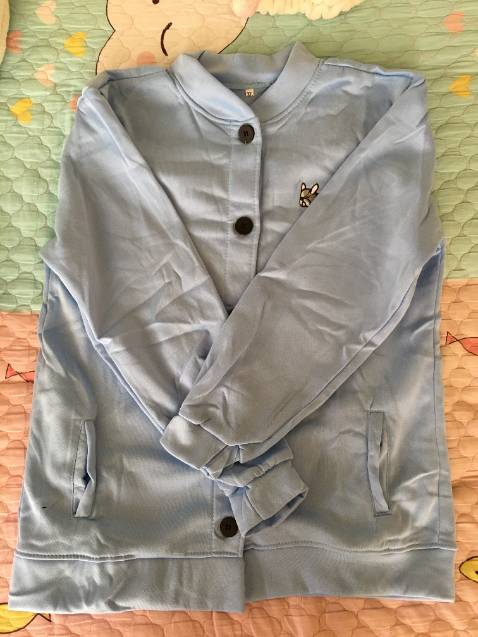 Cái màu xanh ngoài đời không bao giờ được như trên hình :)). Áo siêu về rộng nhan, bơi thoải mái lun. Mà cái chữ phía sau lưng màu hồng chứ không phải màu trắng như hình của shop. Kiểu vải này thì mình mua nhiều nên thấy okie, phía ngoài k mướt lắm nhưng lớp nỉ phía trong ấm. Giặt mấy lần cũng hơi xù nhưng mặc chủ yếu ở nhà nên hem vấn đề gì, lúc mua tính cả rồi ahihi.