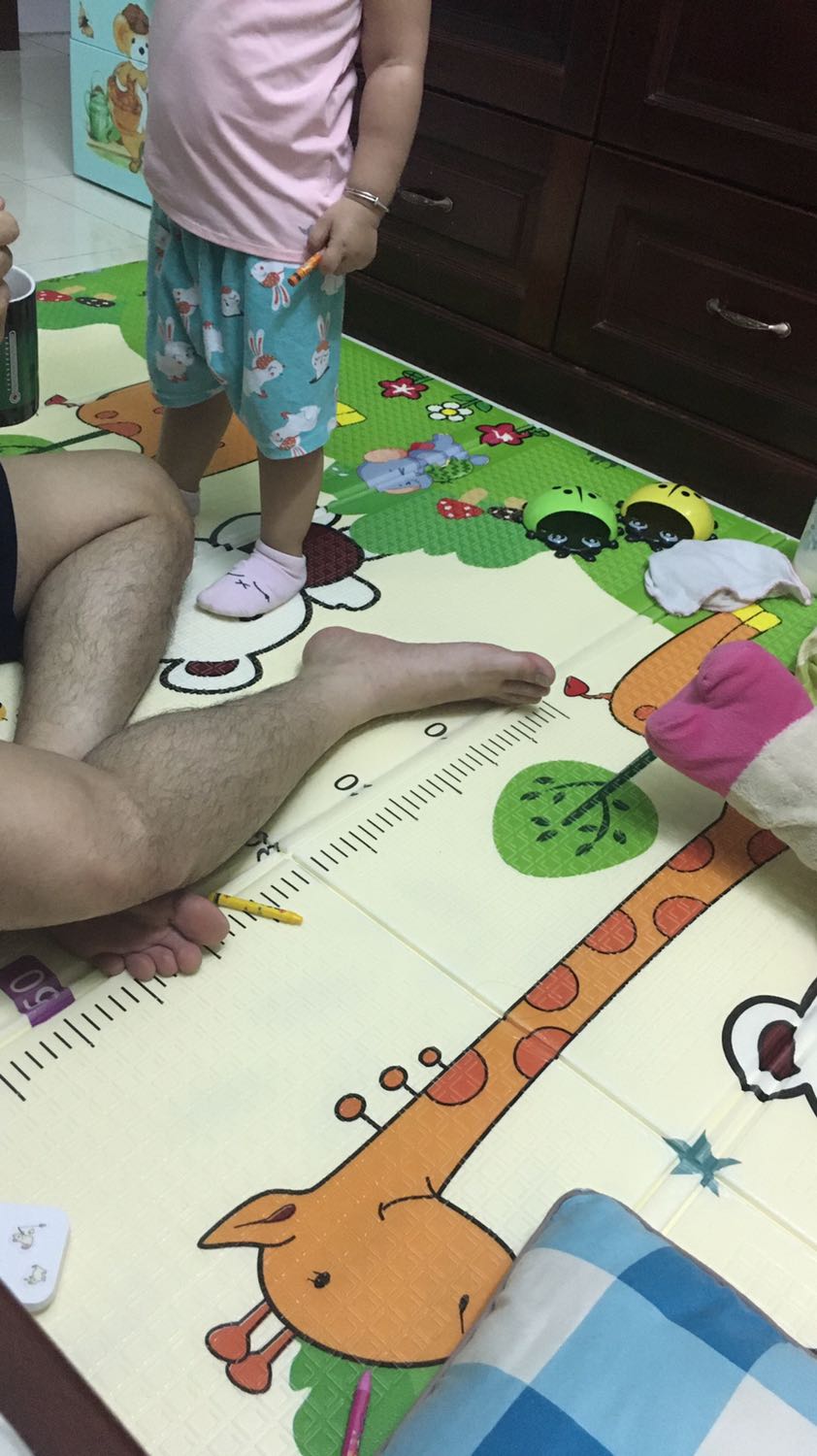 Mỏng hơn loại mình mua trong bibo mart 
Nhưng rẻ hơn 3 lần, giờ mua tránh nước đái, bé tập lẫn ko bị ngã đau