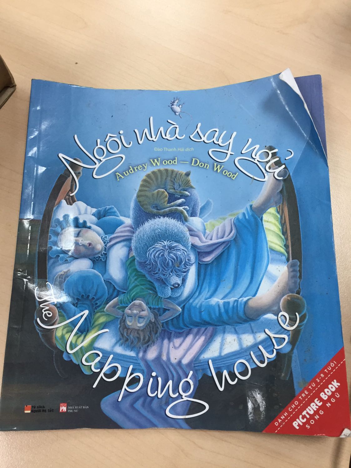 Sach quá tệ,    vua bẩn vừa cũ mà giao cho khach hàng. Ben canh do, sách bỏ vào thùng quá nhỏ làm sách bị quăn va gãy. 
Tiên thể góp ý dịch vụ Tiki quá tệ, 2 tổng đài đều luôn luôn bận ko goi duoc, app thì ko co dich vu yeu cau đổi trả nhu *** cty khac.