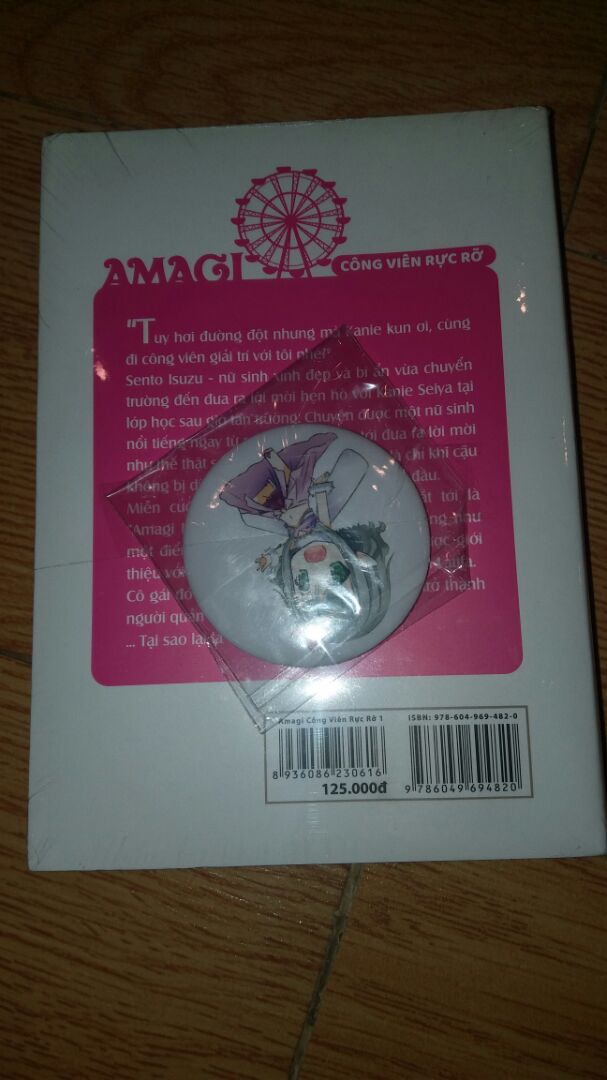 Ban đầu trước khi quyết định ấn đặt bản đặc biệt thì thấy nhiều bạn rating và than phiền rằng dù đặt bản đặc biệt nhưng không có huy hiệu vì nó là số lượng có hạn cơ mà mình vẫn thử đặt cược xem sao TvT Mà biết gì tay cũng thối ai dè lúc mở hộp thì lại được tặng kèm huy hiệu, vui quá trời luôn huhu. Cảm ơn Tiki rất nhiều ạ