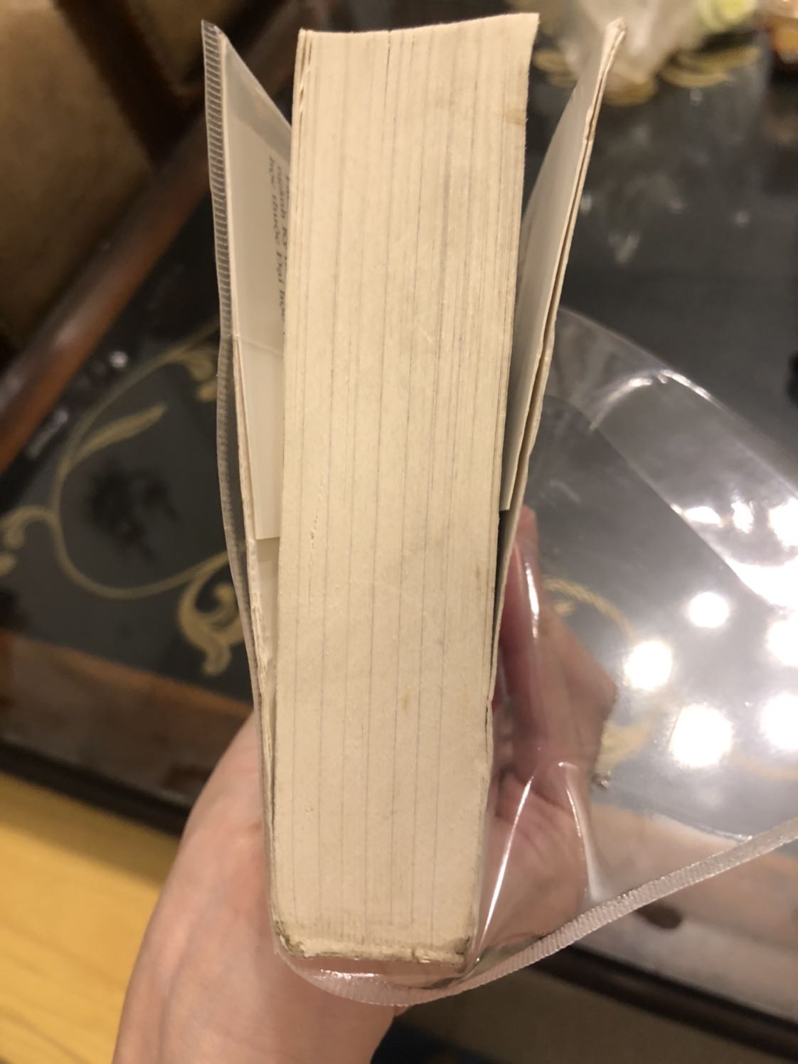 Sách được giao trong tình trạng cũ, dơ ố và bìa cong gập. Mua sách mới mà nhận sách quá cũ như vậy thật sự rất ko hài lòng.