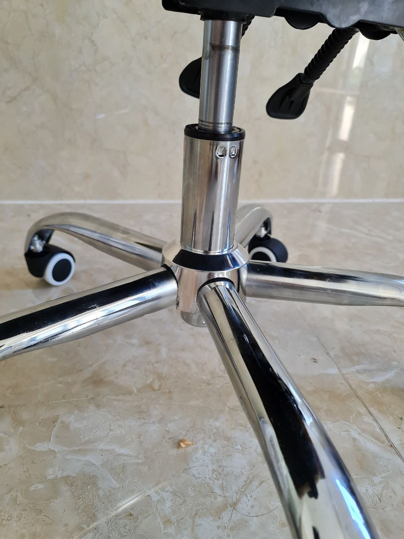 Ghế đẹp. Ngồi êm, chất lượng hoàn thiện chưa cao.